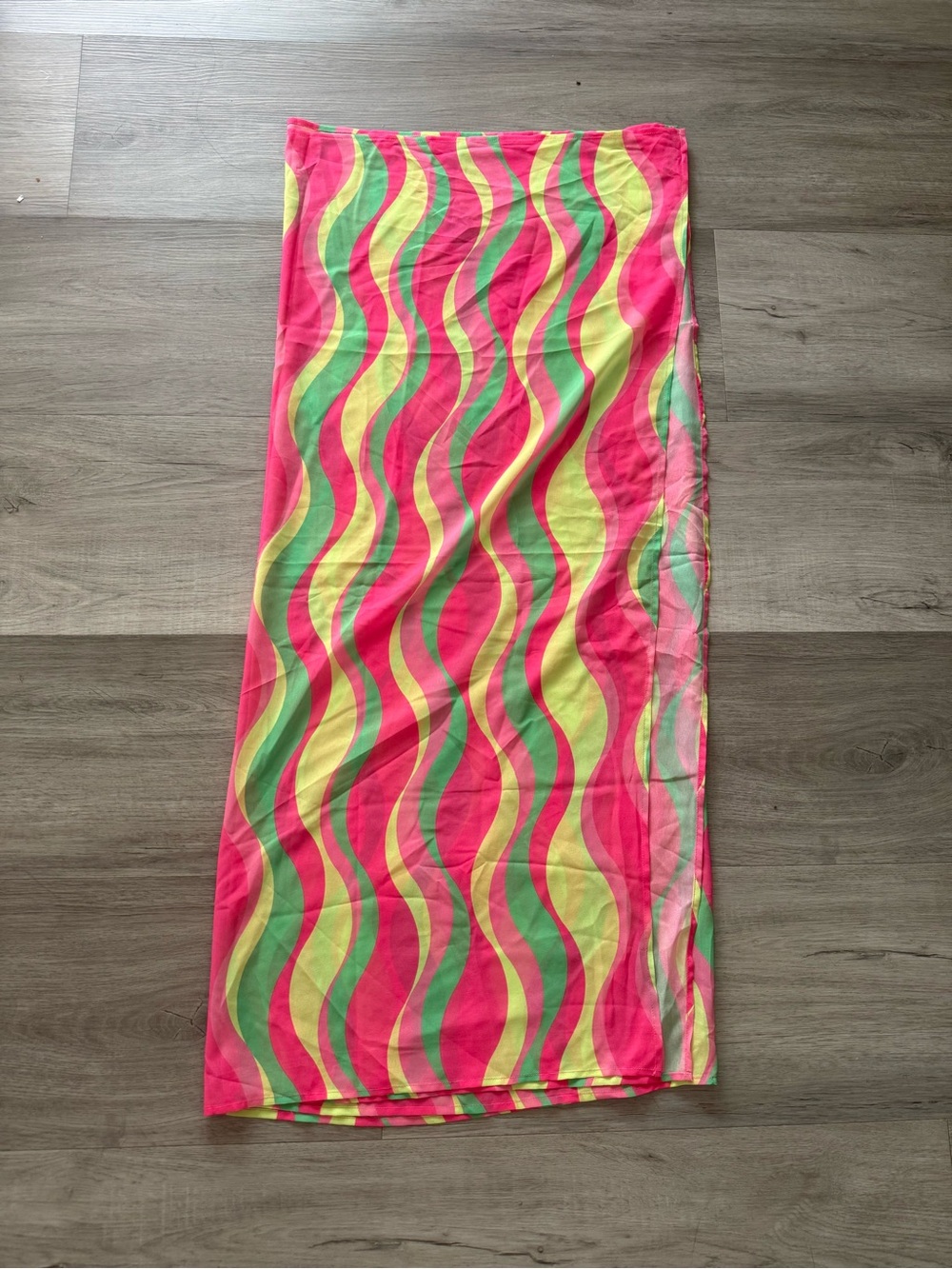 ❤️ Beach Riot Neon Wave Sarong in Pink, Green & Yellow